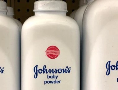 Reuters: Γνώριζαν από το 1971 για καρκινογόνες ουσίες στις παιδικές πούδρες